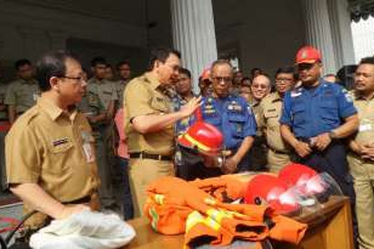 Gubernur DKI Jakarta Basuki Tjahaja Purnama memeriksa perlengkapan pemadam kebakaran milik Dinas Pemadam Kebakaran, Senin (23/5/2016). 