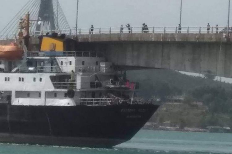 Kapal Tangker MT Eastern Glory yang sedang labuh jangkar di Perairan pulau Akar Barelang, hayut hingga menghantam Jembatan II Barelang, Batam, Kepulauan Riau, Rabu (23/1/2019).