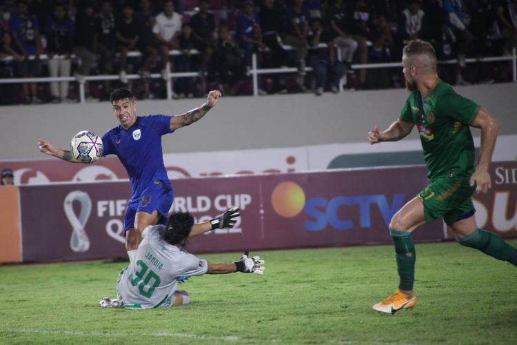 Penyerang PSIS Semarang, Jonathan Cantillana, mencetak gol ke gawang PSS Sleman dalam pertandingan penyisihan grup Puala Presiden 2022 di Stadion Manahan, Solo, Jumat (24/6/2022).