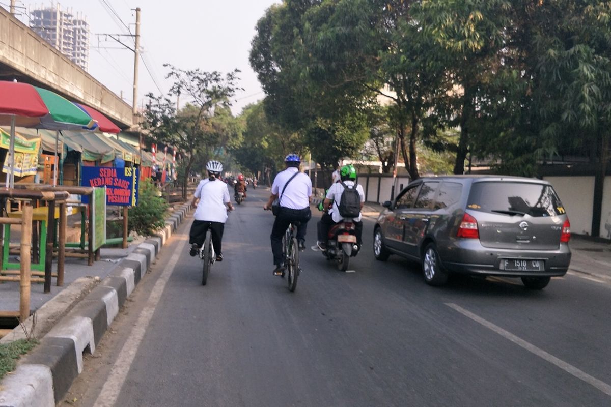 Jalur sepeda di Jalan Proklamasi belum diberi marka pada hari pertama uji coba fase satu jalur sepeda, Jumat (20/9/2019).