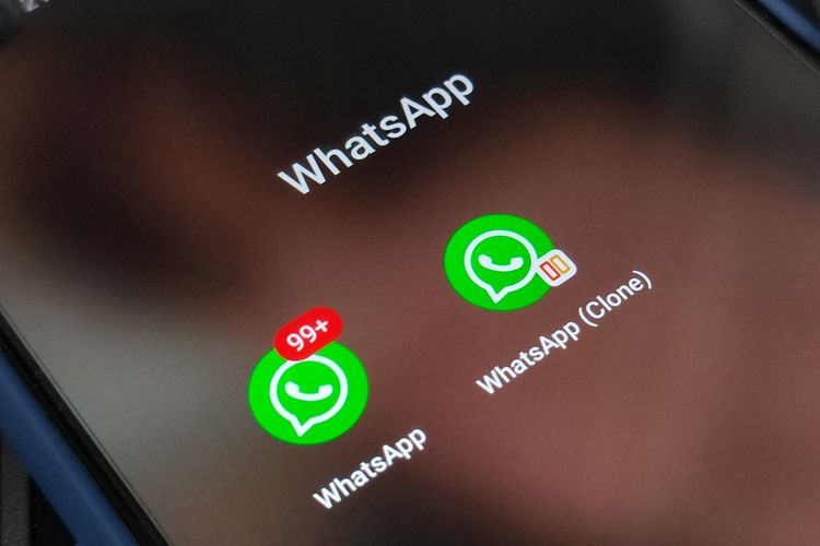 Tampilan aplikasi WhatsApp hasil donwload di Play Store (kiri) dan aplikasi WhatsApp hasil penggandaan (kanan) dengan fitur app clone di ponsel Realme.
