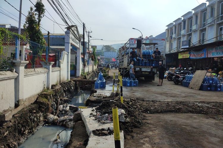 Sebuah truk fuso bermuatan air galon terperosok masuk ke dalam lubang galian proyek revitalisasi drainase di Jalan Raya Panorama, Kecamatan Lembang, Kabupaten Bandung Barat (KBB), Jawa Barat, Rabu (21/6/2023) pagi.