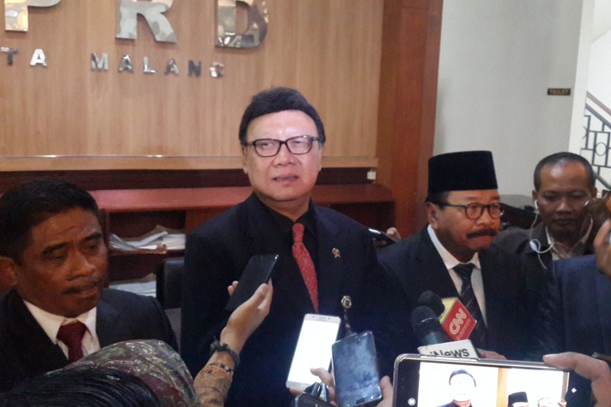 Menteri Dalam Negeri (Mendagri) Tjahjo Kumolo saat menghadiri pelantikan 40 anggota DPRD Kota Malang hasil PAW di gedung DPRD Kota Malang, Senin (10/9/2018)