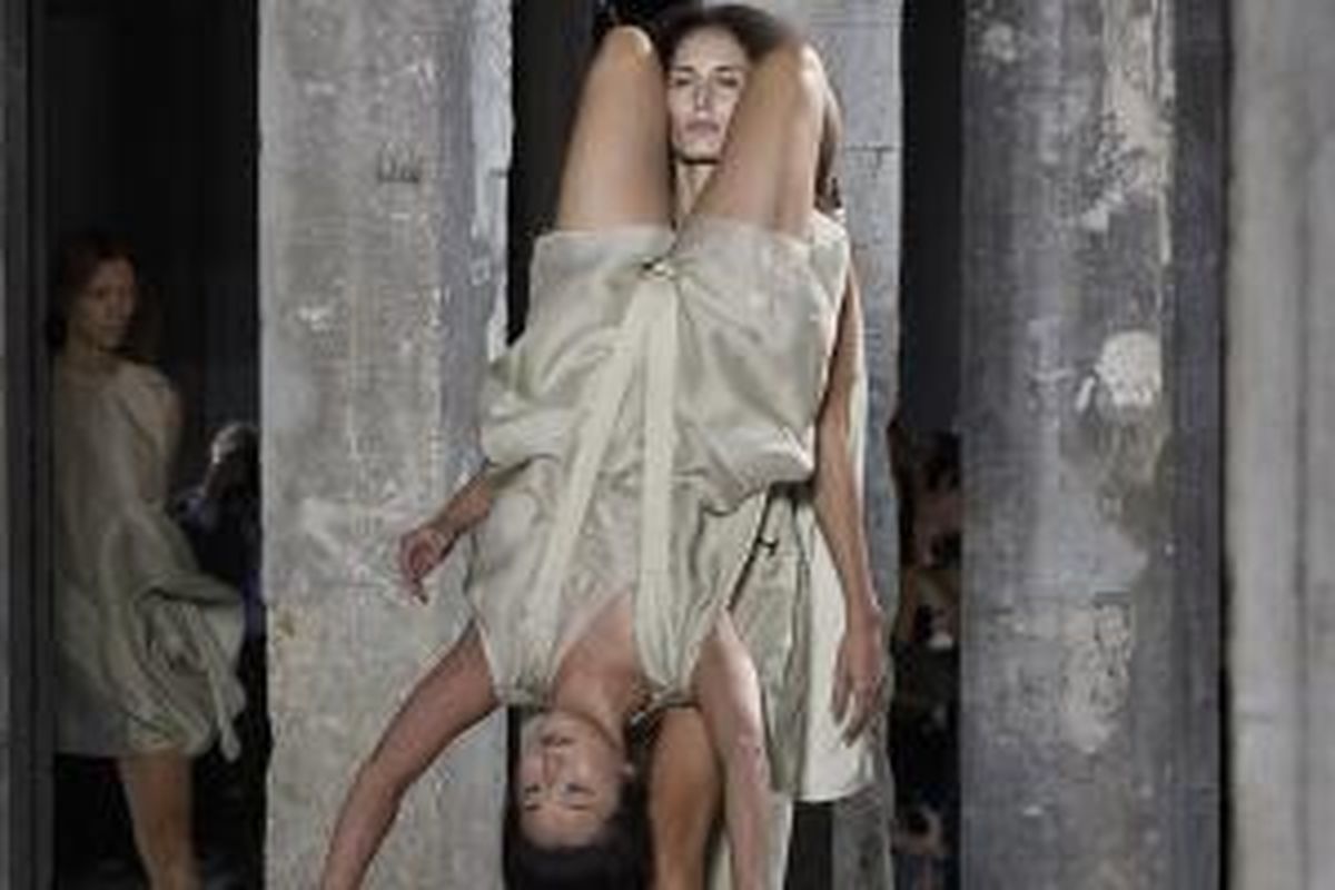 Presentasi pergelaran Rick Owens spring/summer 2016 di Paris  yang unik.