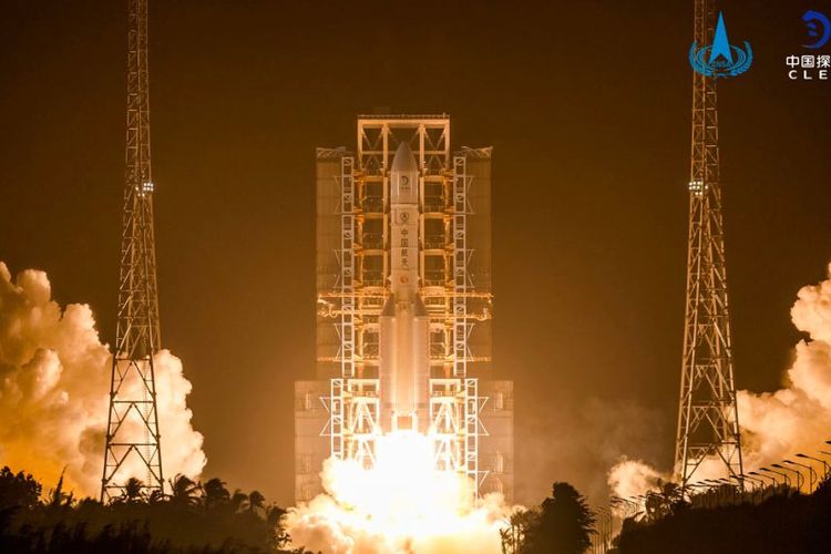 Roket China Long March 5 meluncurkan misi pengembalian sampel bulan Chang'e 5 ke orbit dari Situs Peluncuran Pesawat Luar Angkasa Wenchang di Pulau Hainan di China selatan pada 24 November 2020 waktu Beijing. (Kredit gambar: Administrasi Luar Angkasa Nasional China)
