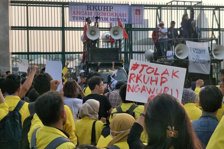 Aliansi Masyarakat untuk Keadilan Demokrasi dan sejumlah elemen mahasiswa menggelar aksi unjuk rasa di depan gedung DPR, Kompleks Parlemen, Senayan, Jakarta, Senin (16/9/2019).  Mereka menolak rencana pengesahan Rancangan Kitab Undang-Undang Hukum Pidana (RKUHP) yang dinilai tidak melibatkan partisipasi masyarakat.