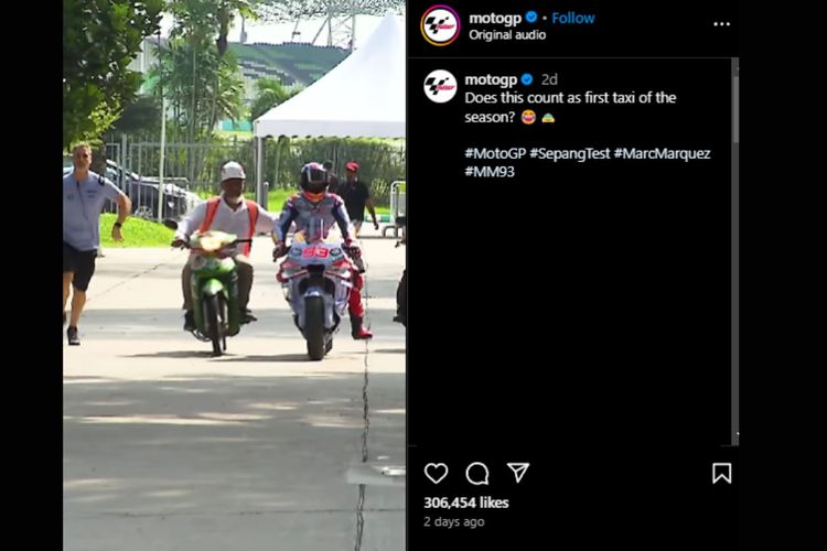 Tangkapan layar motor Ducati Marc Marquez didorong oleh seorang marshal yang mengendarai Honda Supra Fit saat sesi tes pramusim di Sirkuit Sepang, Malaysia, Selasa (6/2/2024).