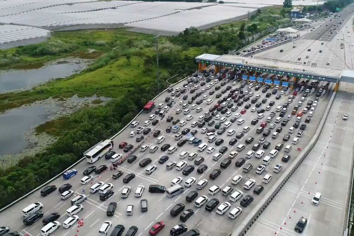 Antrean panjang kendaraan mulai terjadi di Gerbang Tol Cikampek Utama (Cikatama) 2, Selasa (25/3/2023) sore.