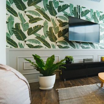 Ilustrasi rumah dengan wallpaper bermotif tropis.