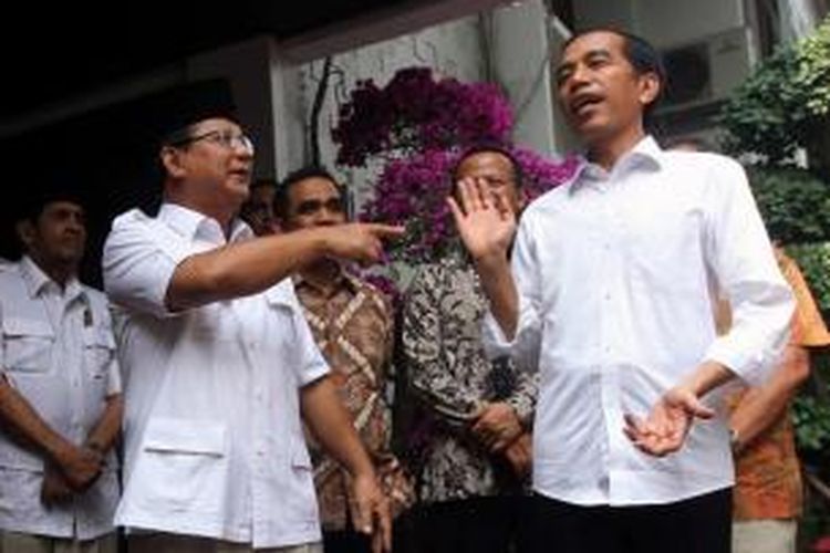 Presiden Republik Indonesia terpilih Joko Widodo mengunjungi Ketua Umum Partai Gerindra yang juga mantan pesaingnya dalam Pilpres lalu, Prabowo Subianto, di Jalan Kertanegara, Jakarta Selatan, Jumat (17/10/2014). Dalam pertemuan tersebut Jokowi bersilaturahmi dan mengundang Prabowo untuk menghadiri pelantikan Presiden Seni 20 Oktober mendatang.