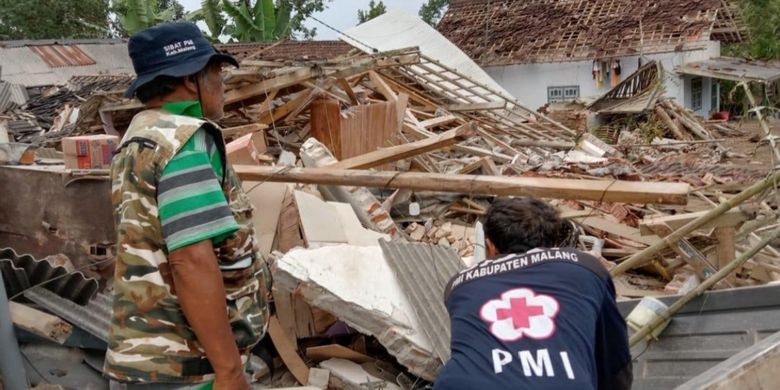 Petugas PMI Kabupaten Malang saat mendatangi rumah warga yang rusak akibat gempa, Sabtu (10/4/2021).