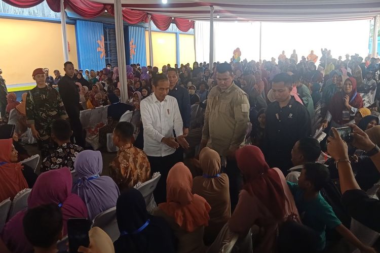 Presiden Joko Widodo berdialog dengan warga Keluarga Penerima Manfaat (KPM) di Gudang Bulog Kabupaten Pekalongan