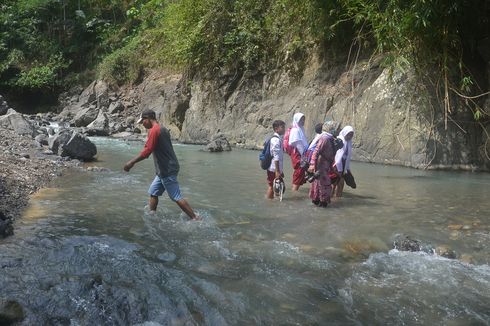Tidak Ada Jembatan, Kurir Ini Miris Seberangi Sungai Mengantar Paket di Banjarnegara
