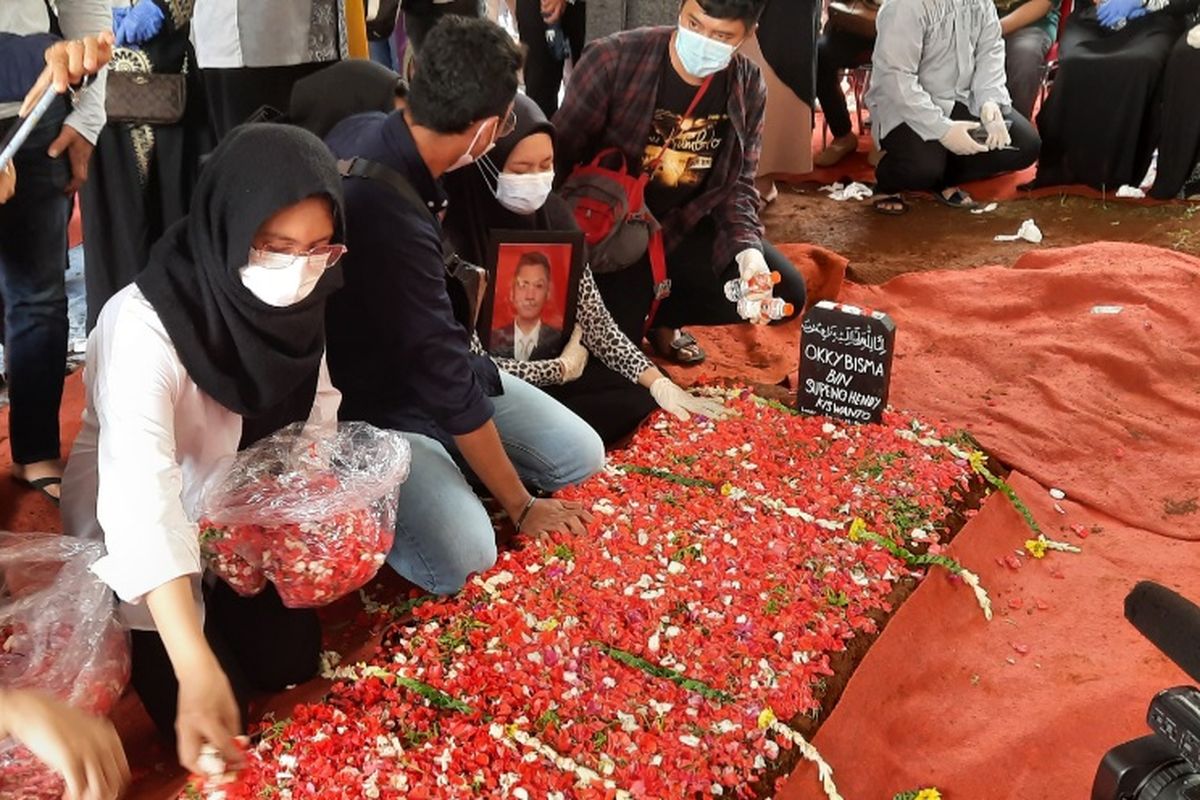 Korban jatuhnya pesawat Sriwijaya Air SJ 182 yang pertama kali teridentifikasi, Okky Bisma, selesai dimakamkan di Tempat Pemakaman Umum (TPU) Balekambang, Condet, Jakarta Timur, Kamis (14/1/2021).