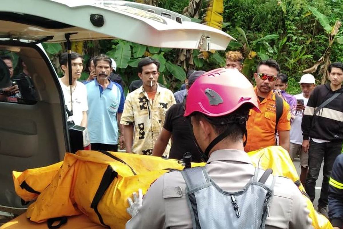 Proses evakuasi korban tenggelam di Kabupaten Cianjur, Jawa Barat, oleh tim SAR gabungan. Pasutri paruh baya hilang terseret arus dan keduanya ditemukan meninggal dunia.