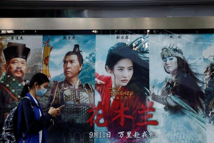Mulan dibuat untuk menarik penonton film di China, tapi mendapat ulasan negatif ketika dirilis di bioskop, September lalu.