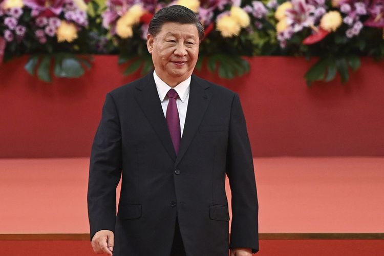 Presiden China Xi Jinping saat turun dari panggung setelah berpidato dalam peringatan 25 tahun penyerahan Hong Kong dari Inggris ke China pada Jumat (1/7/2022). China baru-baru ini menjatuhkan sanksi kepada tujuh pejabat Taiwan karena dianggap mengupayakan kemerdekaan pulau tersebut.