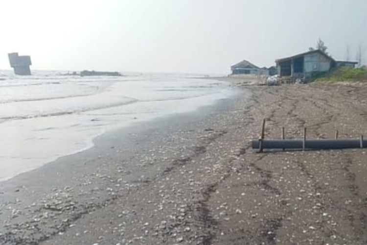 Ceceran Minyak Mentah Ditemukan di Pantai Karawang