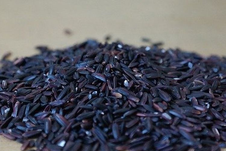 Beras hitam merupakan hasil panen tanaman padi hitam