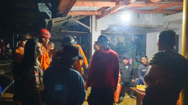Tim SAR  Gabungan Temukan Barang Bawaan Dua Wisatawan di Lokasi Longsoran Curug Cileat Subang
