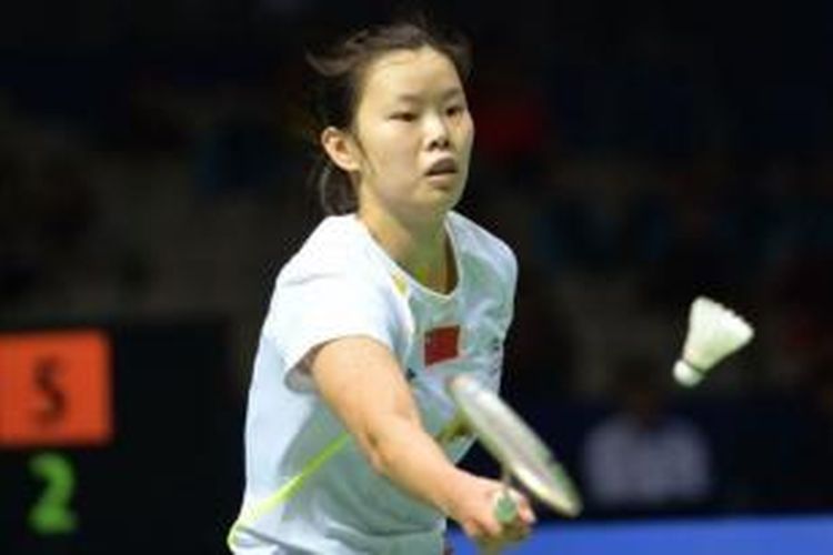Tunggal putri China, Li Xuerui mengembalikan serangan tunggal Korea, Bae Yeon-ju, pada pertandingan hari pertama BWF Superseries Finals, di Kuala Lumpur, Malaysia, Rabu (11/12/2013).