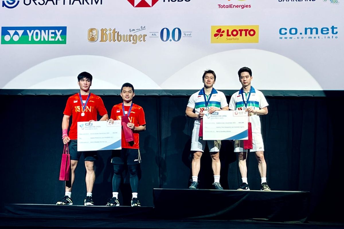 Marcus Fernaldi Gideon/Kevin Sanjaya Sukamuljo dan Leo Rolly Carnando/Daniel Marthin di podium Hylo Open 2021. Marcus/Kevin dan Leo/Daniel akan bertemu pada babak pertama India Open 2023 yang dimulai besok, Selasa (17/1/2023).