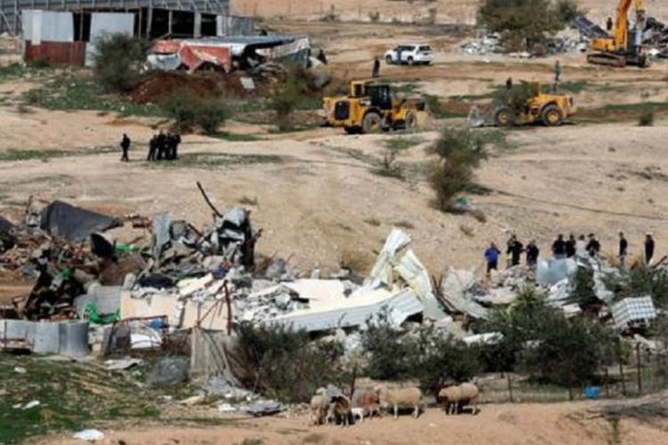 Rumah warga Bedouin di Umm al-Hiran yang dianggap gelap diruntuhkan aparat keamanan Israel.
