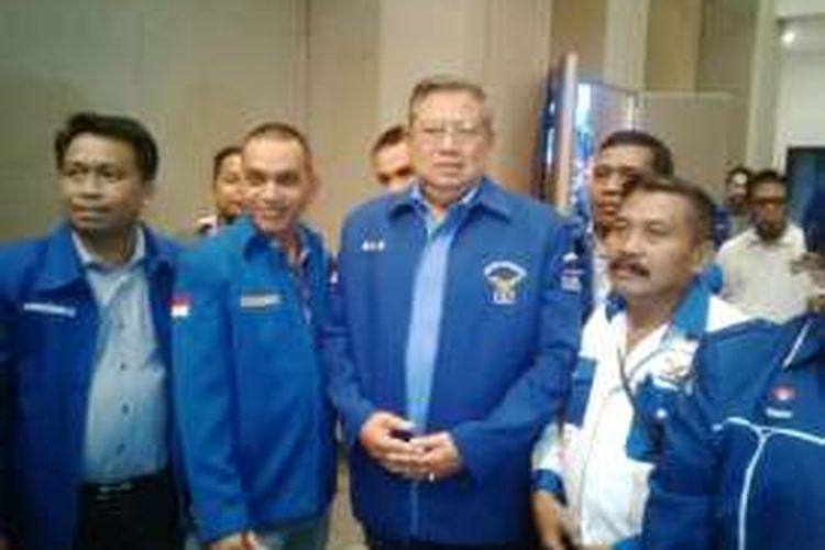 SBY berpose dengan kader usai Konsolidasi Partai Demokrat di Surabaya