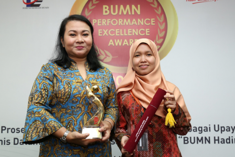 PT Perusahaan Gas Negara (Persero) Tbk (PGN) menerima BUMN Performance Excellence Award 2017 dari Kementerian BUMN. Penghargaan itu diterima langsung oleh Direktur Umum dan SDM PGN Desima E. Siahaan pada puncak Penganugerahan Penilaian Kinerja BUMN berbasis Kriteria Penilaian Kinerja Unggul (KPKU) di Kantor Pusat PT BNI (Persero) Tbk Lantai 25, di Jakarta, Senin (6/11/2017).