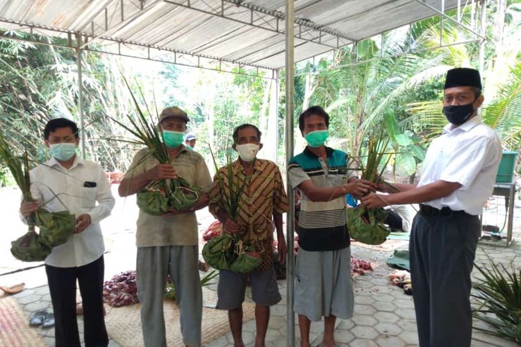 Jemaah Masjid Al-Azhar di Pedukuhan Kroco, Kalurahan Sendangsari, Kapanewon Pengasih, mempertahankan penggunaan dhekon atau sarangan untuk membungkus daging kurban. Dhekon ini wadah yang dibuat dari anyaman daun kelapa kemudian sering pula dilapisi dengan daun jati.