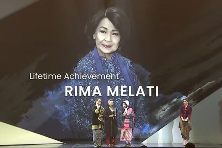Rima Melati mendapatkan LIfetime Achievement dalam Malam Anugerah FFI 2022 digelar di Plenary Hall, Jakarta Convention Center (JCC), Senayan, Selasa malam.