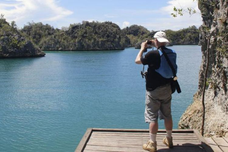 Wisman di Pianemo, Kabupaten Raja Ampat, Papua Barat, Kamis (5/5/2016). Untuk melihat panorama bahari ini, wisatawan harus menaiki 320 anak tangga, sebelum akhirnya rasa capek terbayar begitu melihat keindahan Pianemo dari atas bukit.