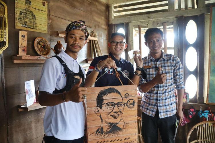 Sandiaga Uno dalam kunjungannya ke Desa Wisata Belitar Seberang, Bengkulu. 