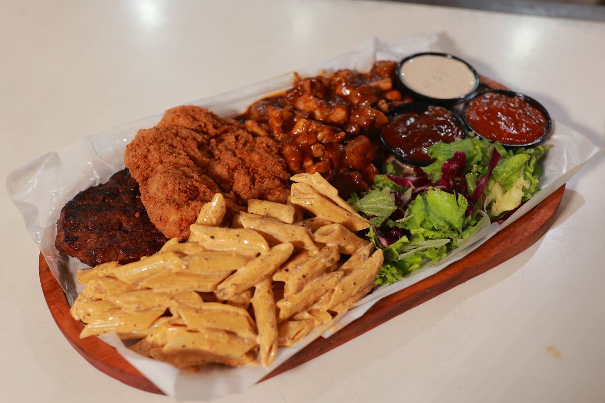Sajian Gillnet Platter di Gillnet Grill cabang Petogogan, Jakarta Selatan, Selasa (11/6/2024).