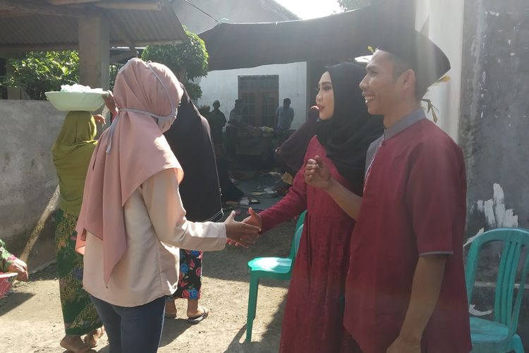 Agus Riadi dan Ros saat mentambut tamu di acara resepsi pernikahannya (27/6/2019)