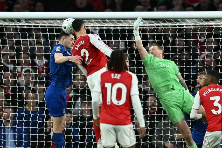 Michael Keane (kiri) berduel udara dengan William Saliba dalam pertandingan sepak bola Liga Inggris antara Arsenal vs Everton di Stadion Emirates di London pada 14 Maret 2026. (Foto oleh Ben STANSALL / AFP)