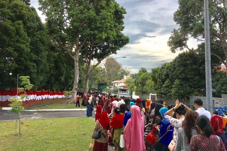 Masyarakat Indonesia di Singapura mengantri panjang sekitar pukul 16.00 sore, tiga jam lebih awal sebelum acara dimulai di Kedutaan Besar Republik Indonesia di Singapura berlokasikan di 7 Chatsworth Road.