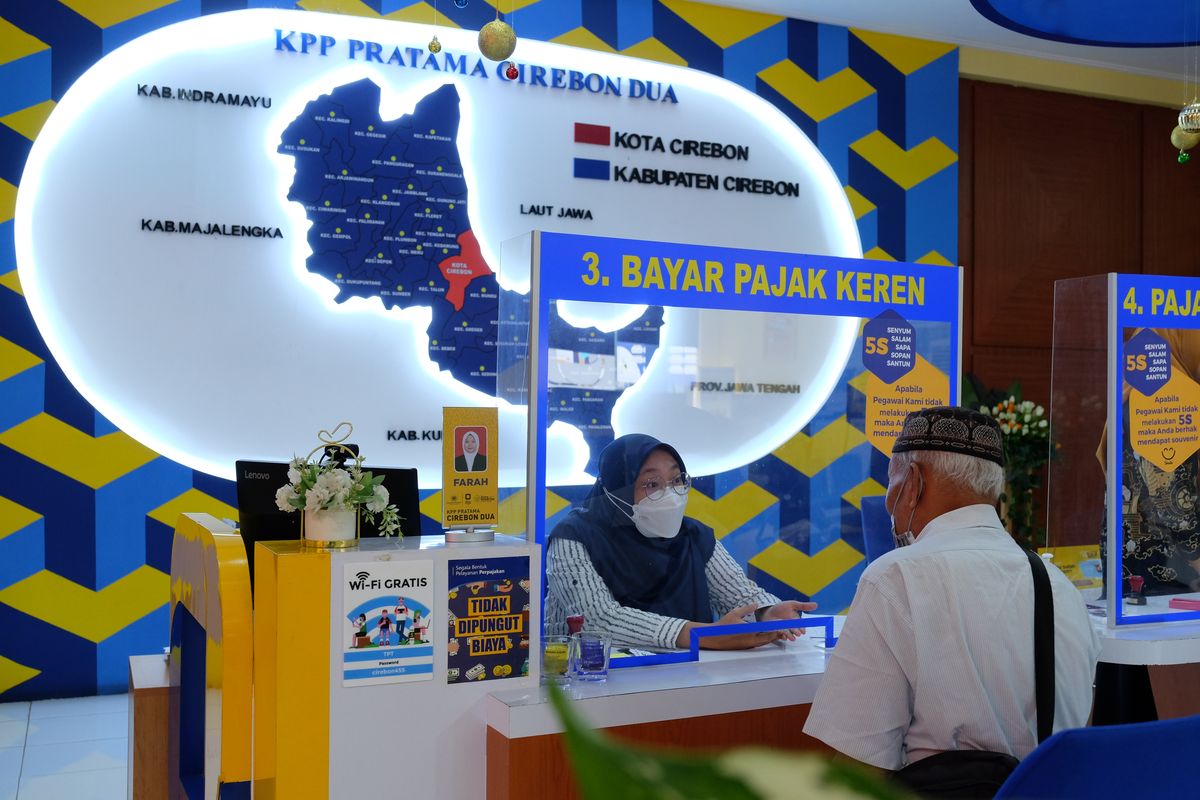 Tampak Petugas Pajak Direktorat Jenderal Pajak di Kantor Pelayanan Pajak (KPP) Pratama Cirebon Dua, Jawa Barat sedang melayani wajib pajak.