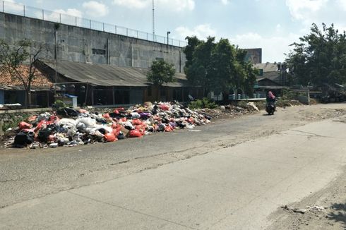Warga Buang Sampah di Jalan Irigasi Harapan Jaya Bekasi karena Tak Ada Tempat Penampungan Sementara