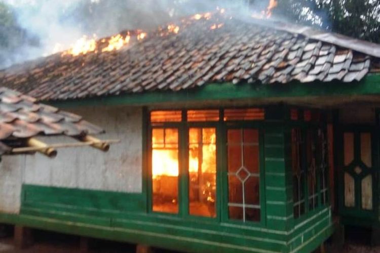 Seorang pemuda di Cianjur, Jawa Barat, nekat membakar rumah orangtuanya lantaran tak diberikan uang