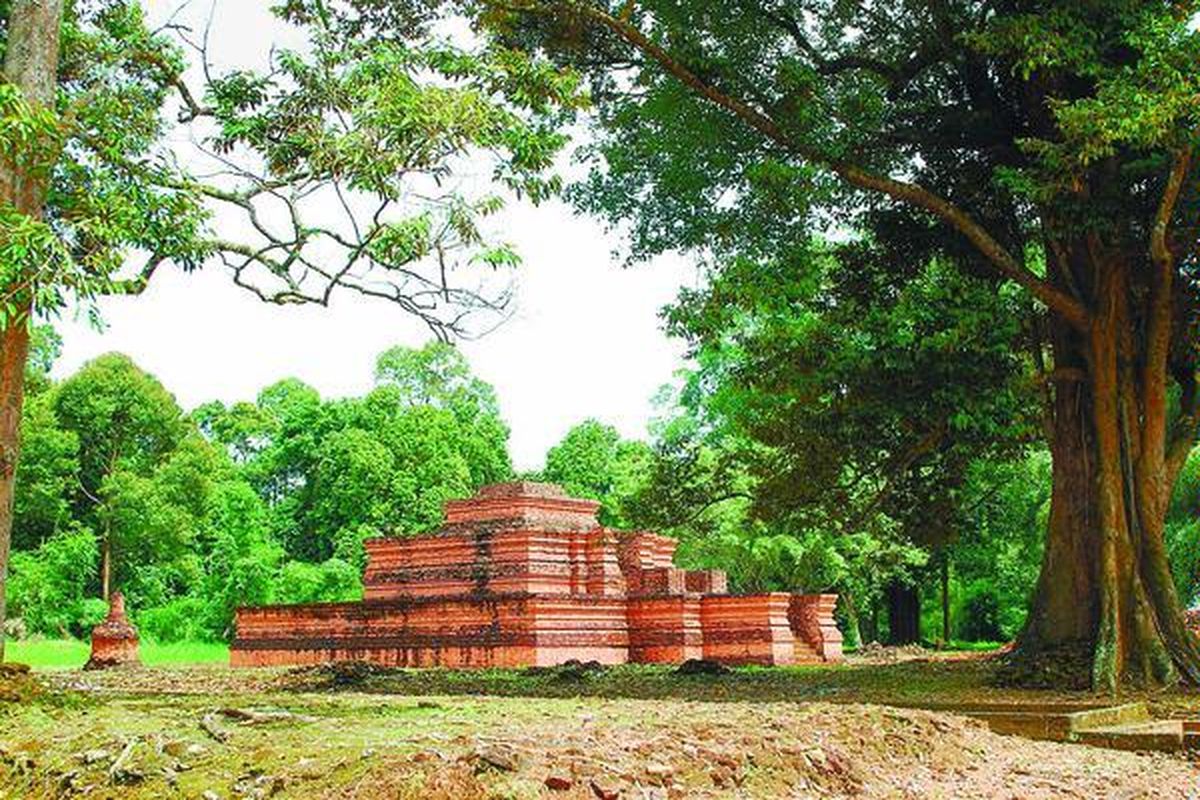Candi Tinggi merupakan salah satu candi di kompleks percandian Candi Muaro Jambi yang kondisinya hampir utuh, Senin (4/1). Tidak utuhnya kondisi candi disebabkan bahan pembuat candi adalah batu bata yang mudah mengalami korosi oleh cuaca. Diperkirakan masih terkubur 82 candi di kompleks percandian ini, yang memiliki luas 2.062 hektar. Adapun candi yang telah dan sedang dipugar sebanyak 12 candi