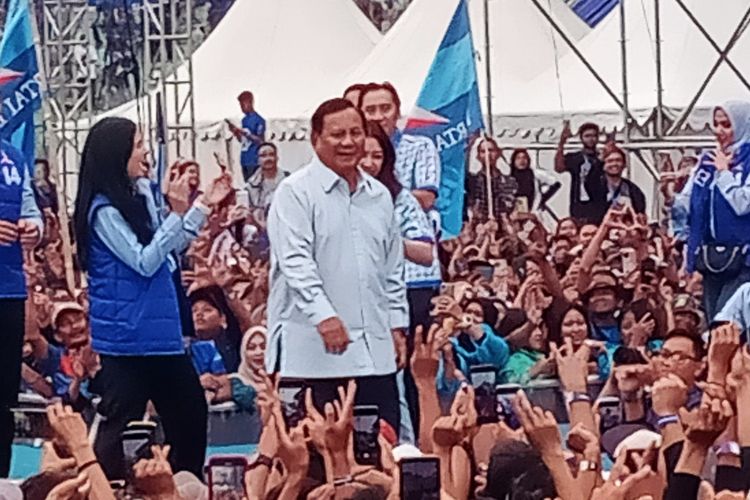 Capres 02 Prabowo Subianto saat memberi orasi dalam kegiatan kampanye Partai Demokrat di Stadion Gajayana, Kota Malang, Jawa Timur pada Kamis (1/2/2024). 