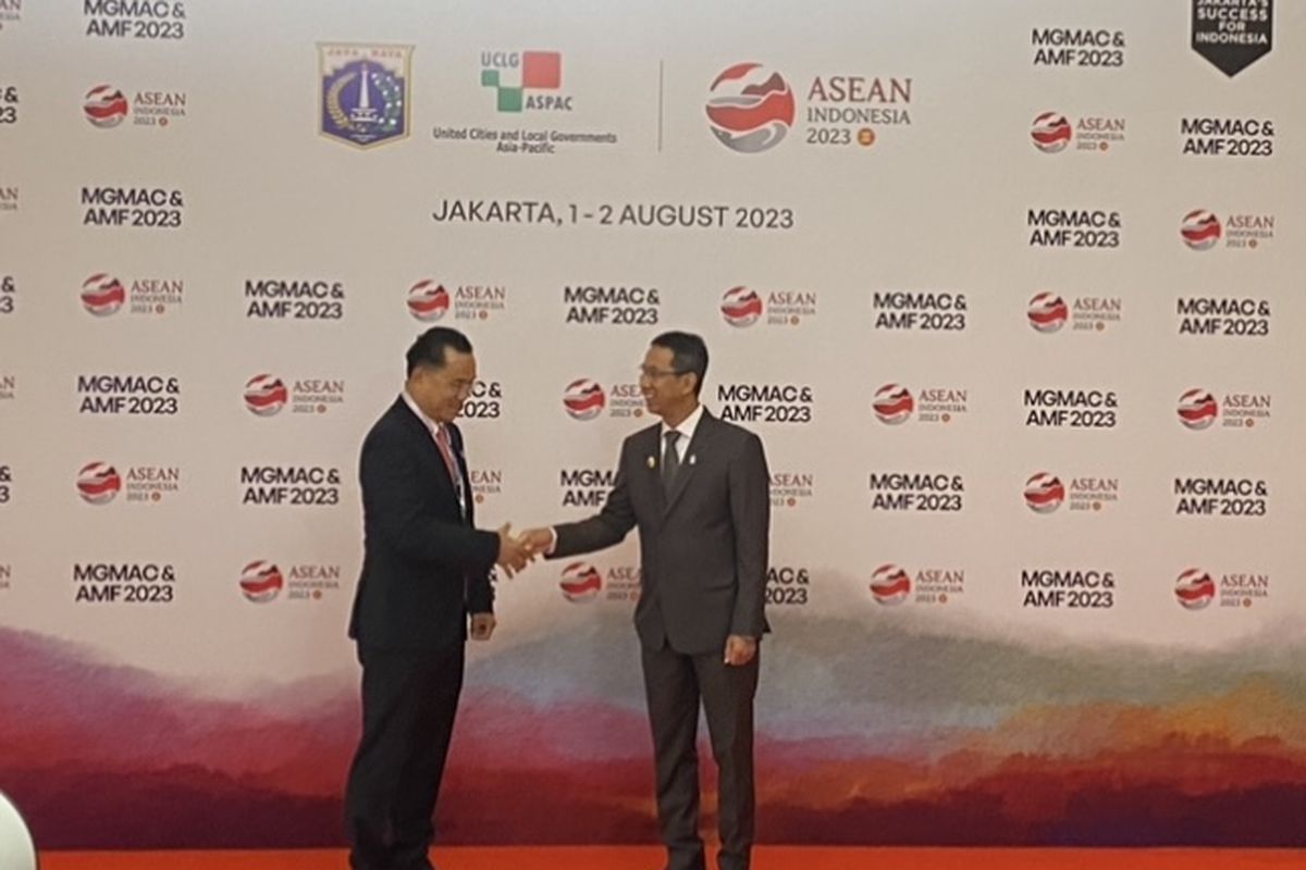 Penjabat Gubernur DKI Jakarta Heru Budi Hartono menyambut delegasi negara dalam kegiatan Meeting of Governors and Mayors of ASEAN Capitals (MGMAC) dan ASEAN Mayors Forum (AMF) 2023. Kegiatan yang menjadi rangkaian KTT ASEAN itu berlangsung di Hotel Fairmount, Jakarta Pusat, Selasa (1/8/2023) dan Selasa.