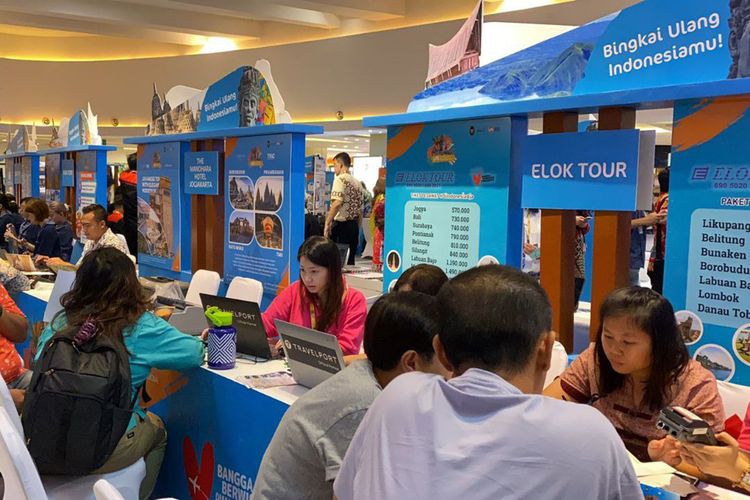 Pembukaan #DiIndonesiaAja Travel Fair yang digelar 1-3 Desember di Mal Central Park, Jakarta Barat, Jumat (1/12/2023).