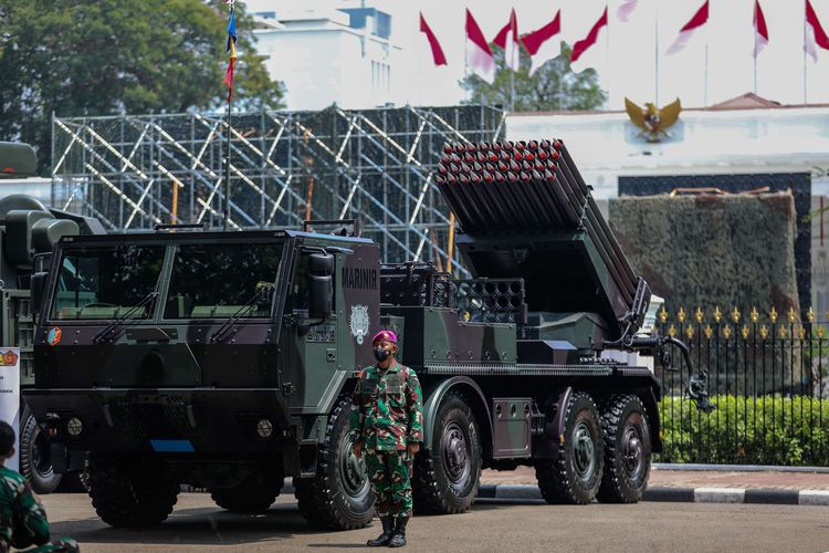 Alat utama sistem persenjataan (alutsista) termasuk kendaraan tempur TNI berjejer untuk dipamerkan kepada masyarakat di depan Istana Merdeka, Jakarta Pusat, Selasa, (5/10/2021). Sebanyak 112 alutsista berjejer rapi di sepanjang Jalan Merdeka Barat dan Merdeka Utara, Jakarta Pusat, dalam rangka Hari Ulang Tahun (HUT) ke-76 TNI pada 5 Oktober 2021.