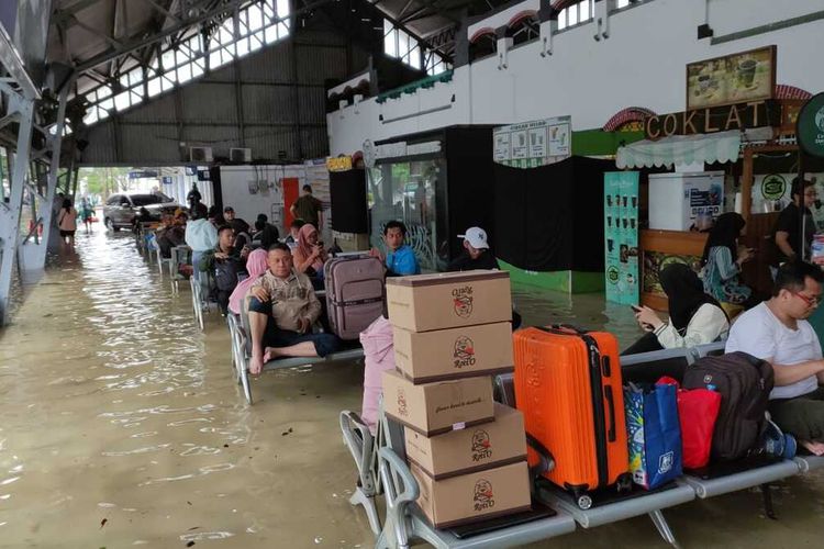 Stasiun Tawang Semarang direndam banjir karena hujan deras selama berjam-jam. Sabtu (31/12/2022)