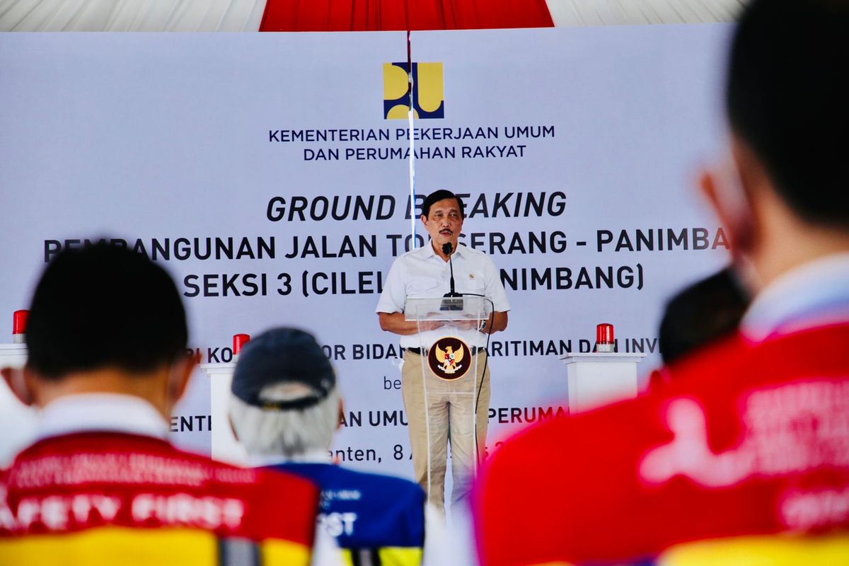 Menteri Koordinator Bidang Kemaritiman dan Investasi Luhut Binsar Pandjaitan menyampaikan sambutan dalam acara peletakan batu pertama Tol Serang-Panimbang Seksi 3 di Pandeglang, Provinsi Banten, Senin (8/8/2022).
