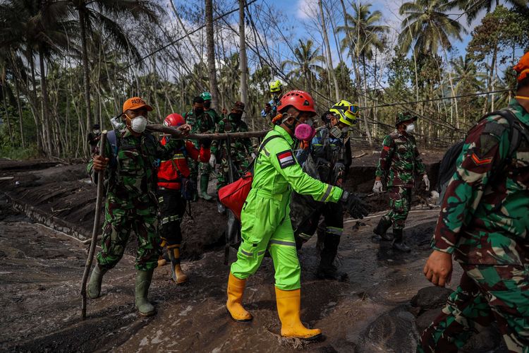 Tim SAR gabungan mengevakuasi jenazah korban yang tertimbun material guguran awan panas Gunung Semeru saat operasi pencarian korban di Kampung Renteng, Desa Sumberwuluh, Lumajang, Jawa Timur, Kamis (9/12/2021). Berdasarkan laporan Badan Nasional Penanggulangan Bencana (BNPB), jumlah korban meninggal hingga Kamis hari ini berjumlah 39 orang dan 13 orang dalam proses pencarian, serta penyintas berjumlah 6.022 jiwa yang tersebar di 115 titik pos pengungsian.