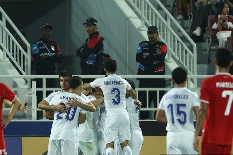 Para pemain Uzbekistan melakukan selebrasi menyusul gol bunuh diri yang dicetak Indonesia pada laga semifinal Piala Asia U23 AFC Qatar 2024 antara Indonesia vs Uzbekistan di Stadion Abdullah Bin Khalifa di Doha pada 29 April 2024. (Foto oleh KARIM JAAFAR / AFP)