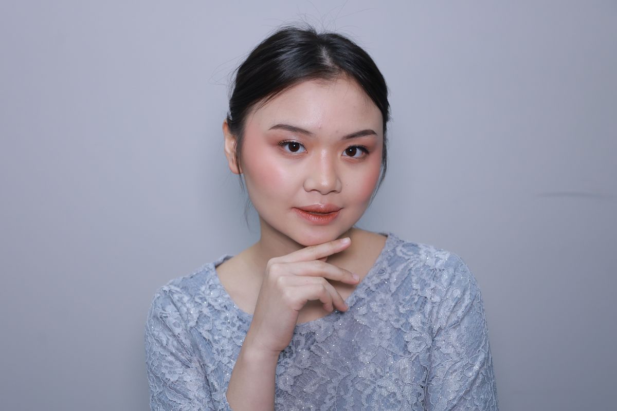 Model dengan hasil makeup untuk wisuda yang natural dan tahan lama.